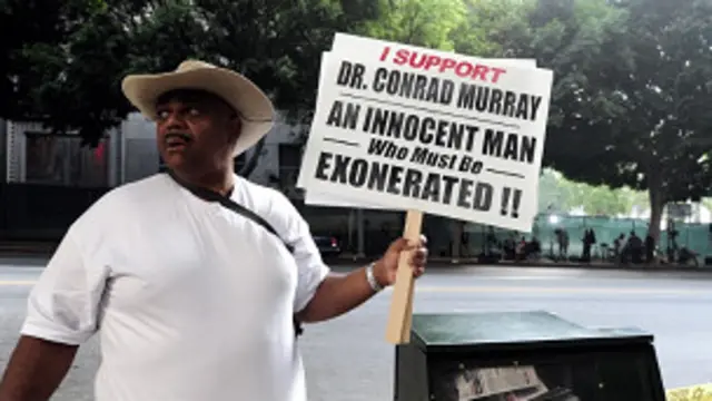 Конрад Мюррейди күнөөсүз адам деп, колдоого алгандар дагы болгон.