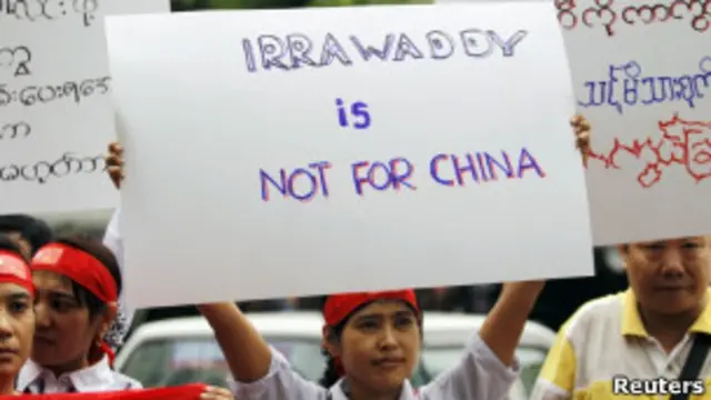 Warga Burma memprotes pembangunan bendungan raksasa yang dibiayai Cina.