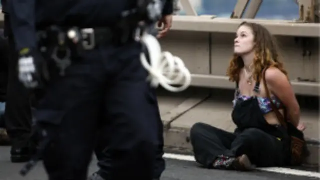 جنبش اعتراضی 'وال‌استریت را اشغال کنید' به طمع‌ورزی شرکت‌ها و بنگاه‌های مالی در آمریکا اعتراض دارد