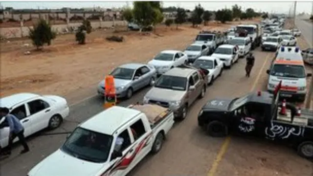 Thường dân bỏ chạy khỏi Sirte nhưng vẫn còn hàng ngàn người ở lại.