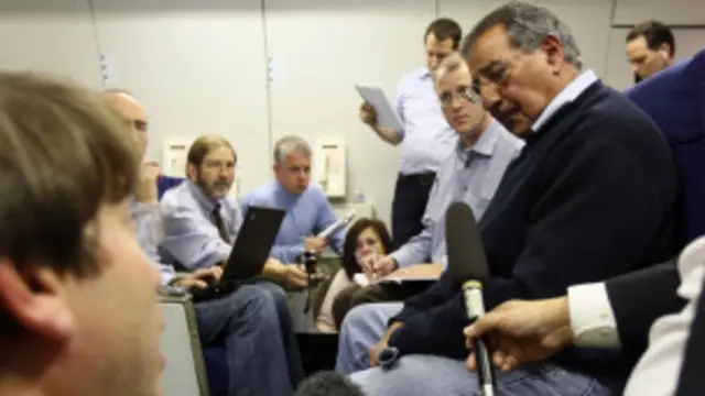 Menhan AS, Leon Panetta dalam jumpa pers di dalam pesawatb menuju Timur Tengah.