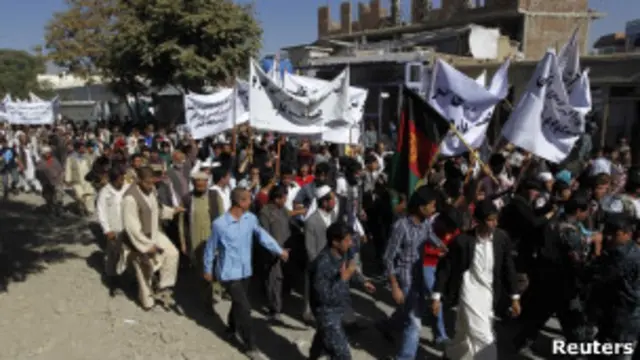 Warga Kabul melakukan protes anti Pakistan yang dituduh dalangi pembunuhan Burhanuddin Rabbani. 