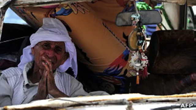 Một người dân Sirte trên xe tải bỏ chạy khỏi thành phố