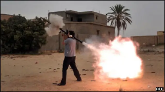 Боец сил НПС производит выстрел из гранатомета