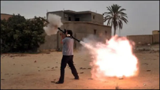 Đạn pháo và xe tăng được nã vào trung tâm thành phố.