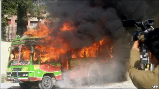 بس پر فائرنگ سے ہلاک ہونے والوں کا تعلق ہزارہ برادری اور شیعہ مسلک سے ہے