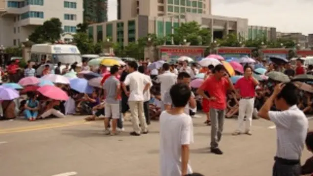 化州市教师国庆日在市府门口集体示威抗议（博讯图片）