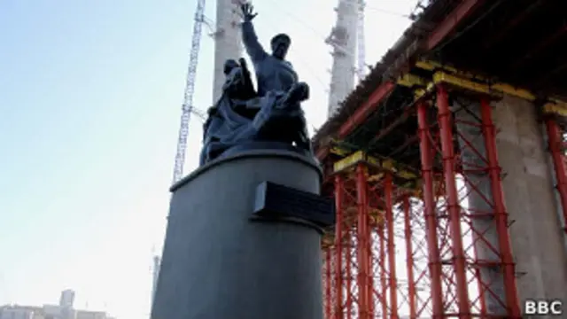 Мемориал во Владивостоке на фоне стройки