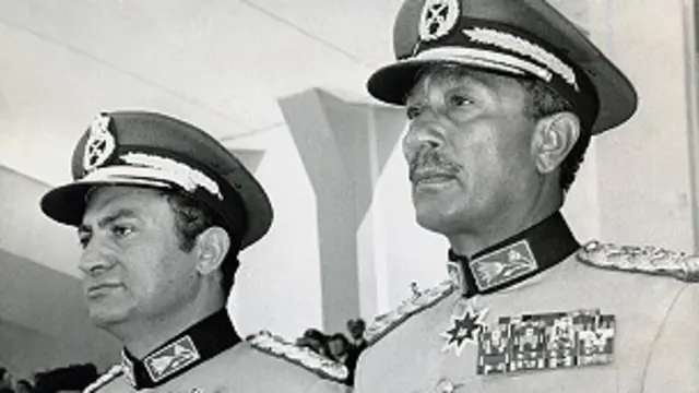 حسنی مبارک (چپ) در سال ۱۹۸۱ جایگزین انور سادات (راست) شد و سی سال مقام ریاست جمهوری مصر را در اختیار داشت