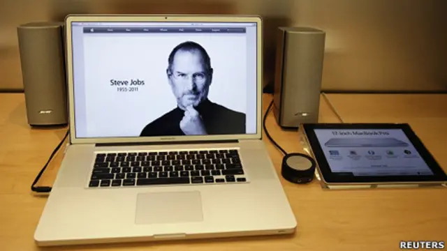 美國加州一家蘋果專賣店內的MacBook Pro屏幕展示著蘋果官網的喬布斯遺照（5/10/2011）