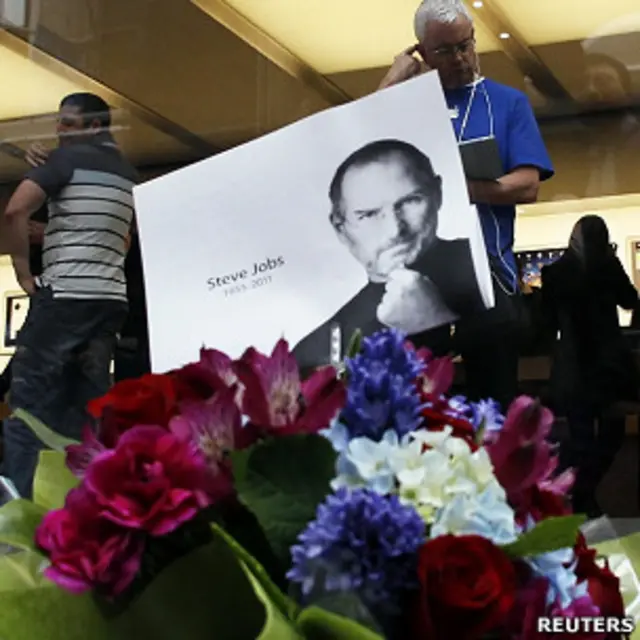 澳大利亞悉尼市中心的蘋果專賣店外人們留下花束悼念喬布斯（6/10/2011）