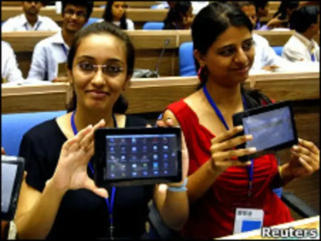 هندي حکومت وايي، د (اکاش- ینې اسمان) په نامه ددغه نوي کمپیوټر تر سلو پورې بېلګې به وړاندې له دې چې په راتلونکو څو میاشتو کې میلیونونه کمپیوټر راووځي، بازار ته د نمونې لپاره وړاندې کړي.