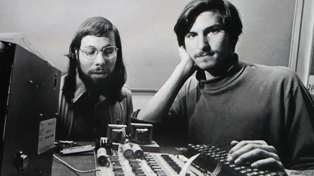 Os co-fundadores da Apple, Steve Wozniak (à esquerda) e Steve Jobs posam ao ladobet7k hacker fortune tigerum circuito impresso