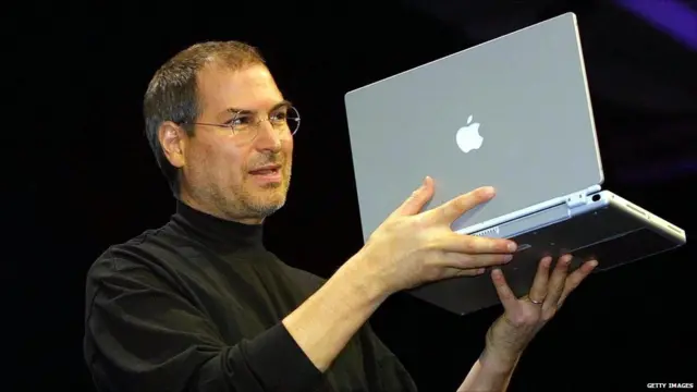 Jobs apresenta o laptop MacBook