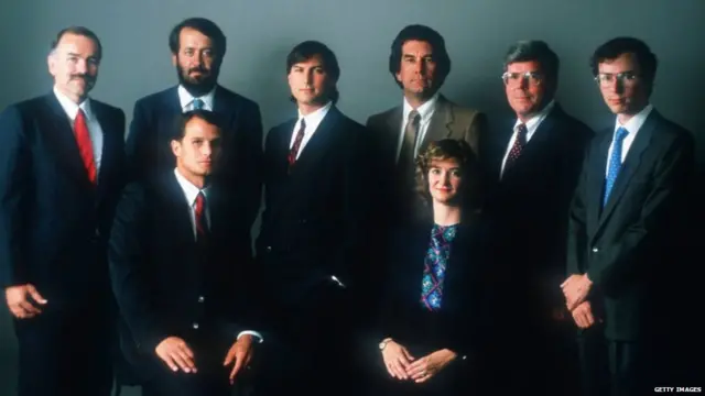 در سال ۱۹۸۶، جابز یک شرکت جدید به نام نکست (NeXT) تاسیس کرد. نخستین رایانه این شرکت سه سال بعد به قیمت شش هزار و ۵۰۰ دلار در بازار عرضه شد.