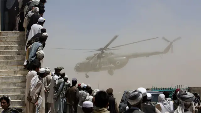 2009-жылдагы шайлоо өнөктүгү. Тик учакта президент Хамид Карзай.