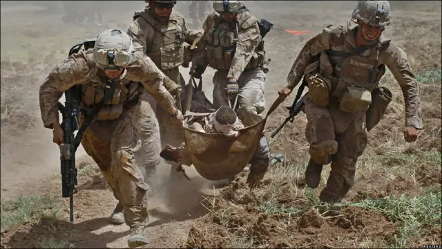 2010-жылдын август айы. Америкалык күчтөр жарадар аскерин куткарууда.