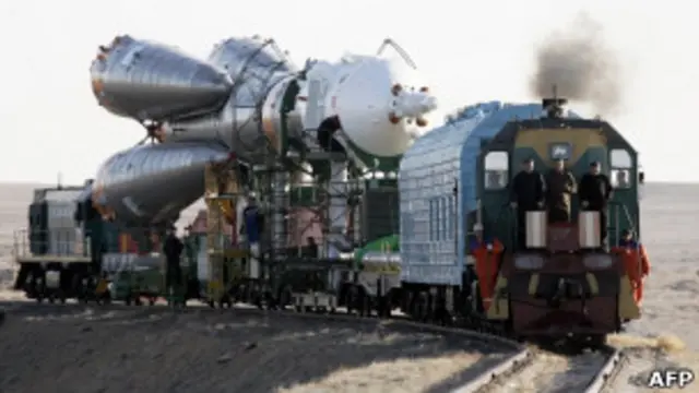 Ракету-носитель "Союз" везут на стартовую площадку космодрома "Байконур"
