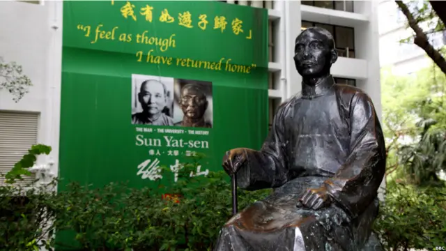 香港大学荷花池前孙中山铜像（06/10/2011，BBC中文网图片）