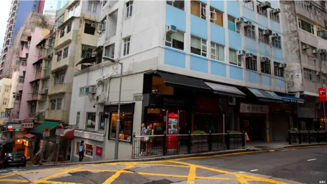 位于荷李活道77-81号的雅丽氏利济医院及附设香港西医书院旧址（史迹径第10站）（02/10/2011，BBC中文网图片）