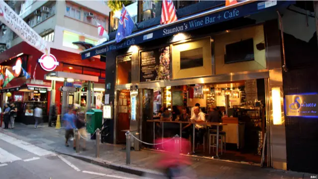 图为现在的香港士丹顿街一景。这家酒吧的对面就是原来士丹顿13号（02/10/2011，BBC中文网图片）