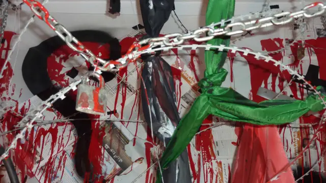 دا انځور یوې نجلۍ جو ړکړی چې وايي د انسټالېشن په نامه دا انځور یې کې یې د افغانستان ټول حالات انځور کړي.