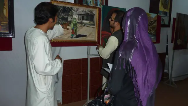 په ځینو عکسونو کې د ښځو پروړاندې تاوتریخوالی انځور شوی.