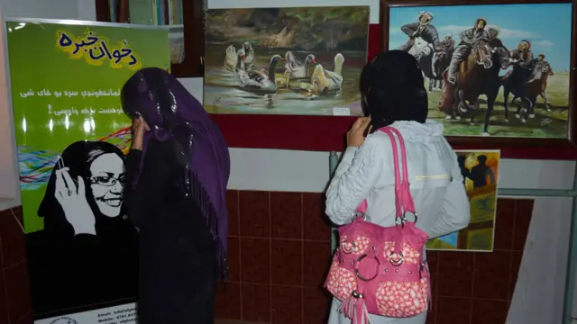 په نندارتون کې ډېری انځورونو د سولې پیغامونه لرل.