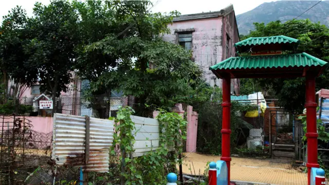 在香港新界西部的屯门有个中山公园，园内有一个红砖小楼，被人称为“青山红楼”（03/10/2011，BBC中文网图片）