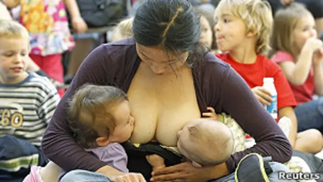 Mujer dando de mamar.