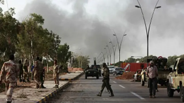 Khói bốc lên trên bầu trời thành phố Sirte