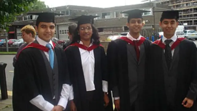 छात्रों को अपनी ओर आकर्षित करने की होड़ में विश्विद्यालय छात्रों को आधा सच ही बताते हैं. 