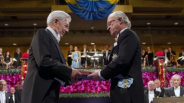 وارگاس یوسا در هفتاد و چهار سالگی به جایزه نوبل ادبیات دست یافت