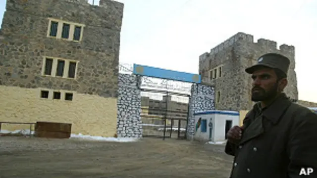 خارج احد السجون يقف جندي الحراسة الافغاني