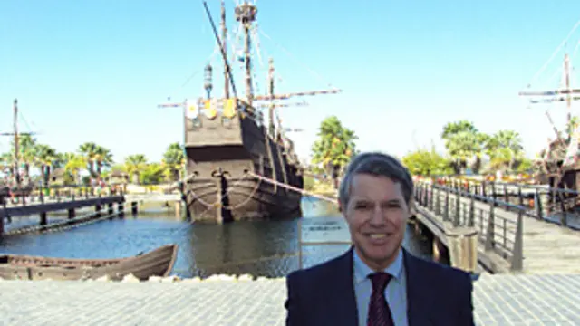 Cristóbal Colón de visita en el Muelle de las Carabelas, en Palos de la Frontera, provincia de Huelva (España).