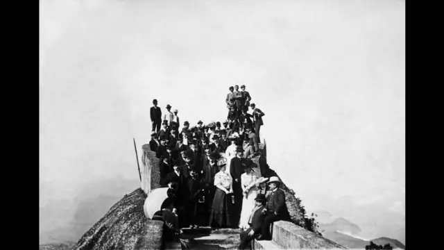 Mesmo antes do Cristo, o Corcovado já atraía turistas, como estes que foram retratados pela revista Caras y Caretas em 1905. “Quando o Cristo é implantado, é num local já estabelecido do ponto de vista de sua localização”, diz Burgi. A partir do início do século 20, o local passa a receber mais visitantes. (Foto: Revista Caras y Caretas/ IMS)