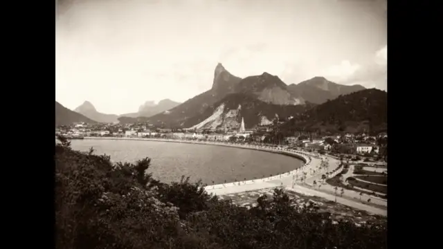 A foto de Marc Ferrez mostra a Praia de Botafogo com o Corcovado ao fundo e a nova Avenida Beira-Mar, parte do projeto urbanístico do prefeito Pereira Passos, por volta de 1903. O crescimento da cidade pode ser acompanhado ao longo do tempo fotos do Corcovado, ressalta Sergio Burgi. Sobretudo do bairro de Botafogo, “muito fotografado em registros feitos do alto do Corcovado ao longo das décadas”. (Foto: Marc Ferrez/ Coleção Gilberto Ferrez/ IMS)