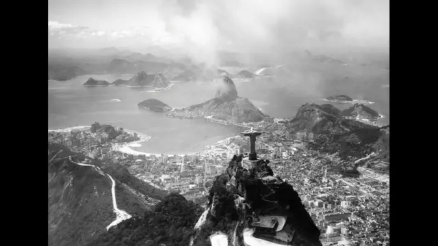 Depois da construção do monumento sobre o Corcovado e da sua inauguração em 1931, a vista do Cristo passa a ser uma referência para a então capital brasileira, agregando valor simbólico àquela paisagem, aqui vista na década de 1970. Parte do fascínio vem pelo feito de erguer a estátua no alto do morro, diz Burgi. “Hoje as pessoas vêem aquilo como um grande monumento da engenharia”, afirma o coordenador de fotografia do IMS. (Foto: Carlos Moskovics/ IMS)