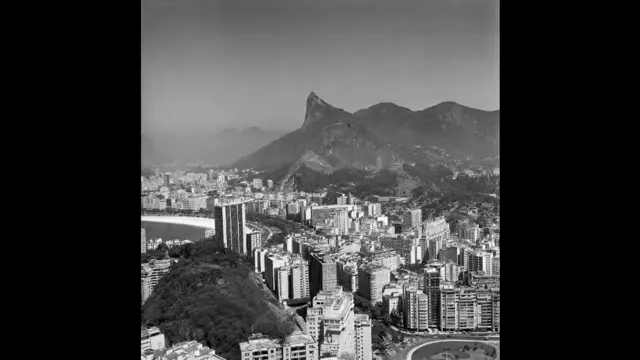 Na vista mostrando o Cristo e a praia e os prédios de Botafogo, na década de 1970, já se vê a cidade mais parecida com os dias de hoje, ilustrando as transformações radicais pelas quais a cidade passou. O bairro é tomada por prédios, que, no primeiro plano à esquerda, circundam e escondem o Morro da Viúva. (Foto: Carlos Moskovics/ IMS)