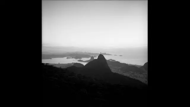 Hoje um dos principais cartões postais do Rio, o Cristo foi eleito uma das novas Sete Maravilhas do Mundo em 2007 e completa 80 anos consagrado na paisagem carioca. =Do alto, as desigualdades que se acentuaram no Rio ao longo do século se diluem, e a paisagem é de mar, mata e montanhas. “À distância suavizam os contrastes”, diz Sergio Burgi. (Foto: Edu Simões/ Cadernos de Literatura Brasileira/ Instituto Moreira Salles)