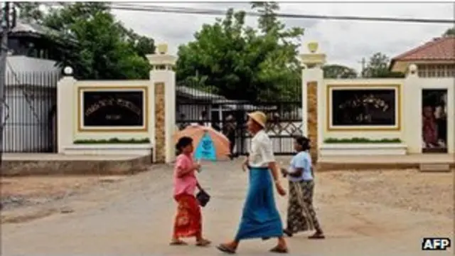 Penjara Insein di pinggiran kota Rangoon tempat tahanan politik mendekam.