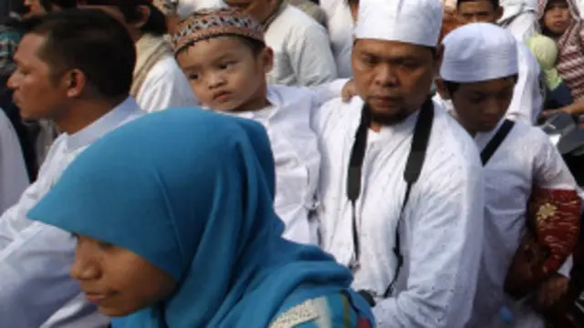 Warga pulang dari Masjid Istiqlal