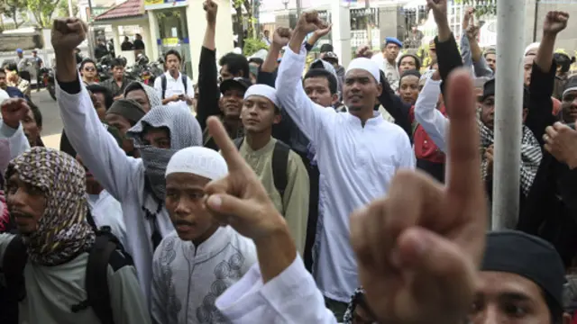 Sebagian kecil santri tertarik radikalisme yang menghalalkan kekerasan.