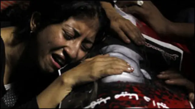 Женщина оплакивает погибших в результате столкновений с участием египетских христиан-коптов