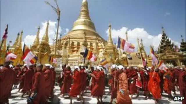 U Gambira lãnh đạo các cuộc tuần hành phản đối của giới sư sãi hồi năm 2007.