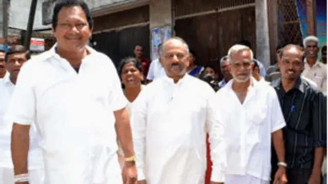 භාරත ලක්ෂ්මන් වමේ සිට පළමුවැන්නා 