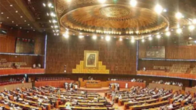 قومی اسمبلی میں حلف برداری کے دوران پیپلز پارٹی اور متحدہ قومی موومینٹ کے اراکین بجھے بجھے نظر آئے