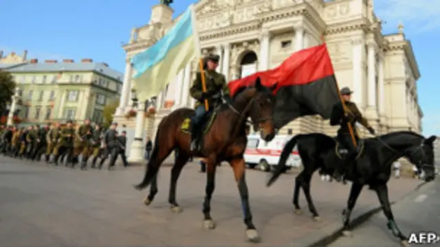 Люди в костюмах УПА на вулицях Львова