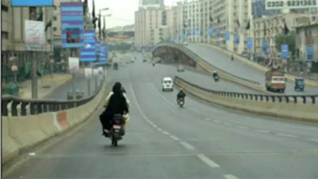 یومِ سوگ کے اعلان کے فوراً بعد کراچی میں مختلف مقامات پر دکانیں اور بازار بند ہونا شروع ہوگئے