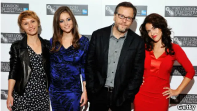 المخرج فرناندو ميريليس وسط ممثلات فيلمه